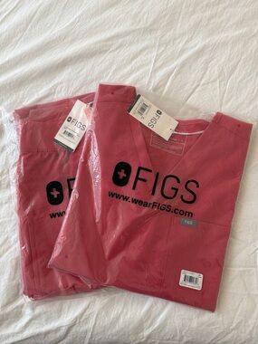Figs V-Neck Scrub Top in Pulmonary Pink